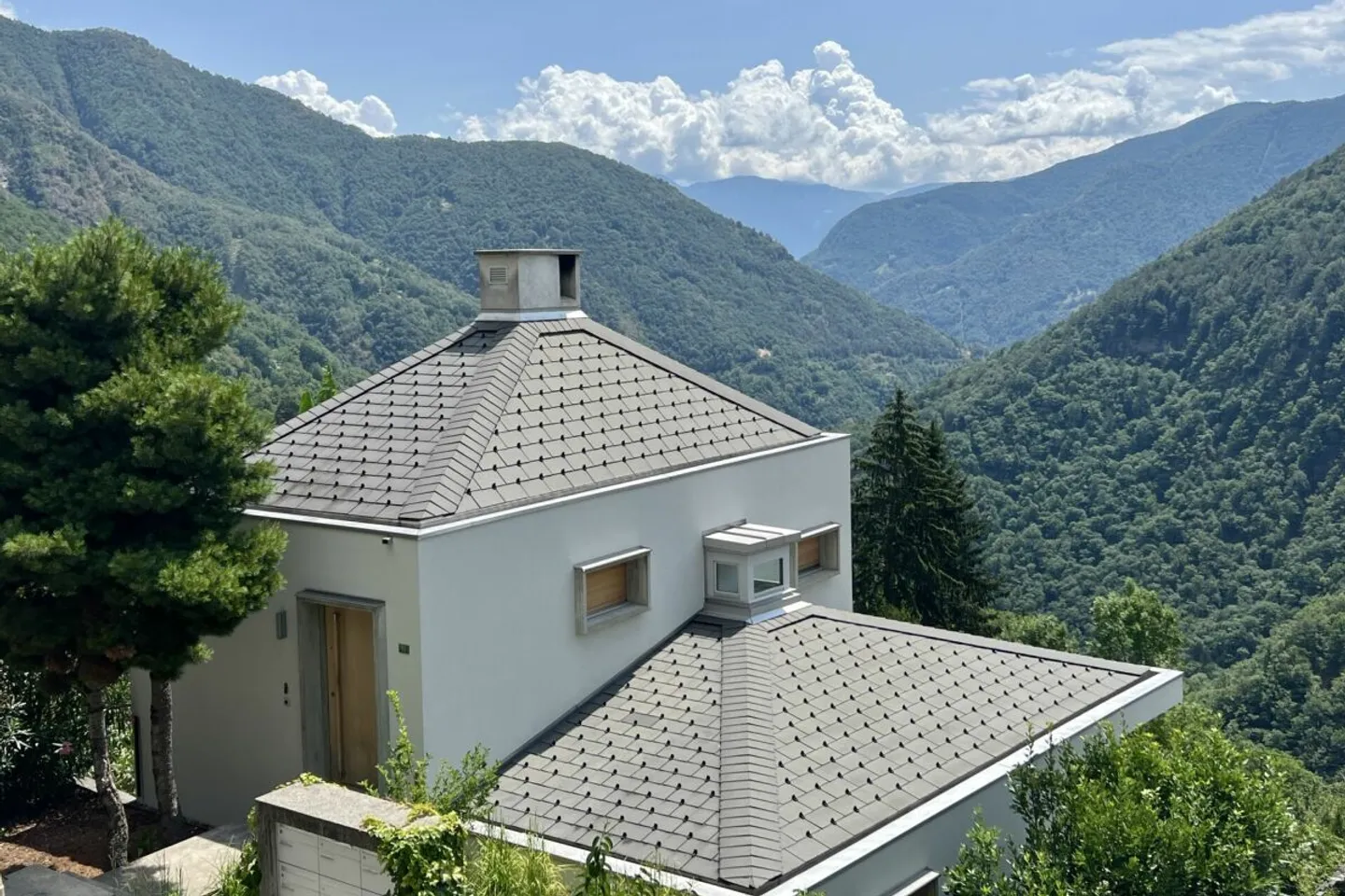 "L'architecture rencontre la nature" - Vie moderne dans la vallée Onsernone avec vue imprenable - Excellent état / Résidence principale - Photo 1 sur 13