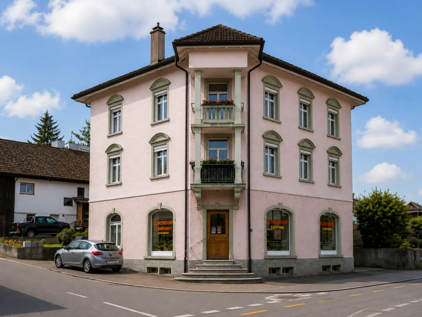Mehrfamilienhaus mit Gewerbeeinheit, Landanteil und Entwicklungspotenzial in Riedt bei Erlen - Photo 1 sur 12