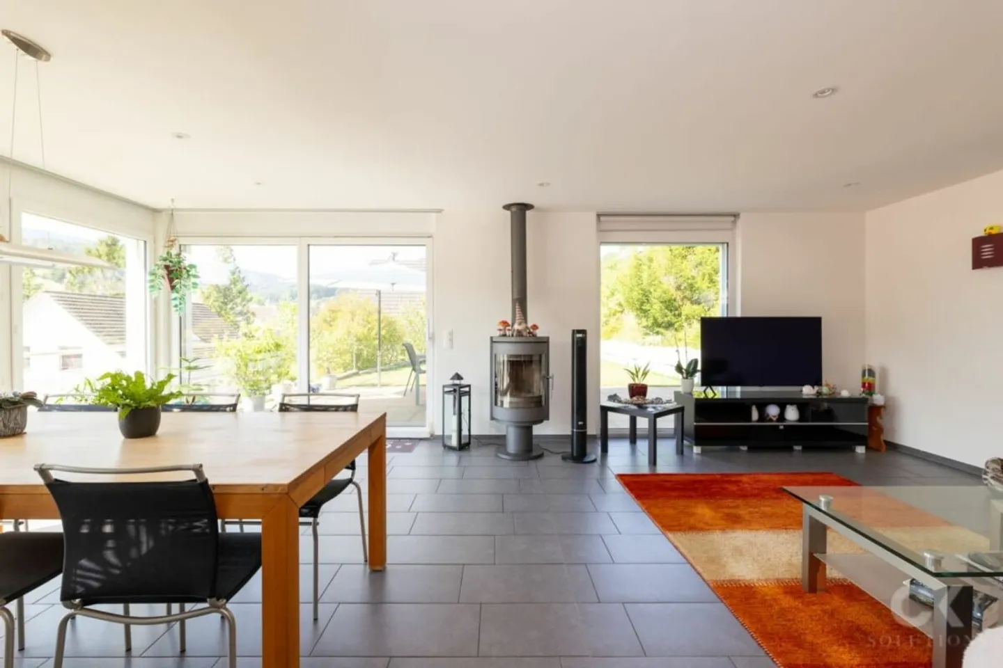 Family Paradise with Beautiful Garden and Far-Reaching Views - Photo 6 of 13