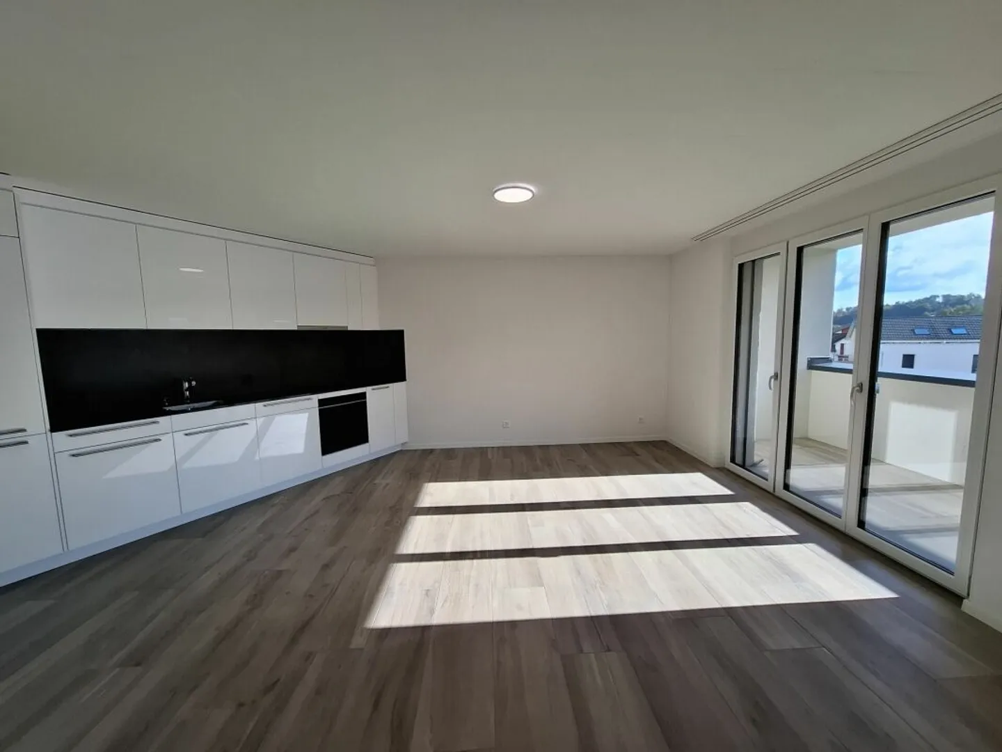 Moderne 2.5-Zimmer-Wohnung mit Balkon - Foto 2 von 10