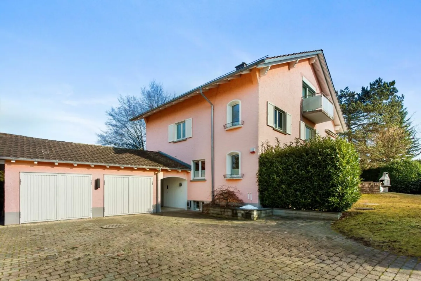 Ampia casa unifamiliare di 10 ½ stanze con potenziale di utilizzo versatile! - Foto 1 di 13