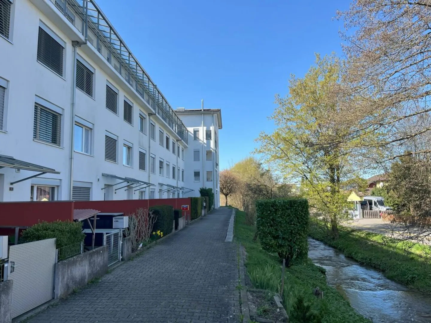 VERY CENTRAL + YET QUIET! 4.5-room maisonette apartment 2nd floor/attic - Photo 2 of 5