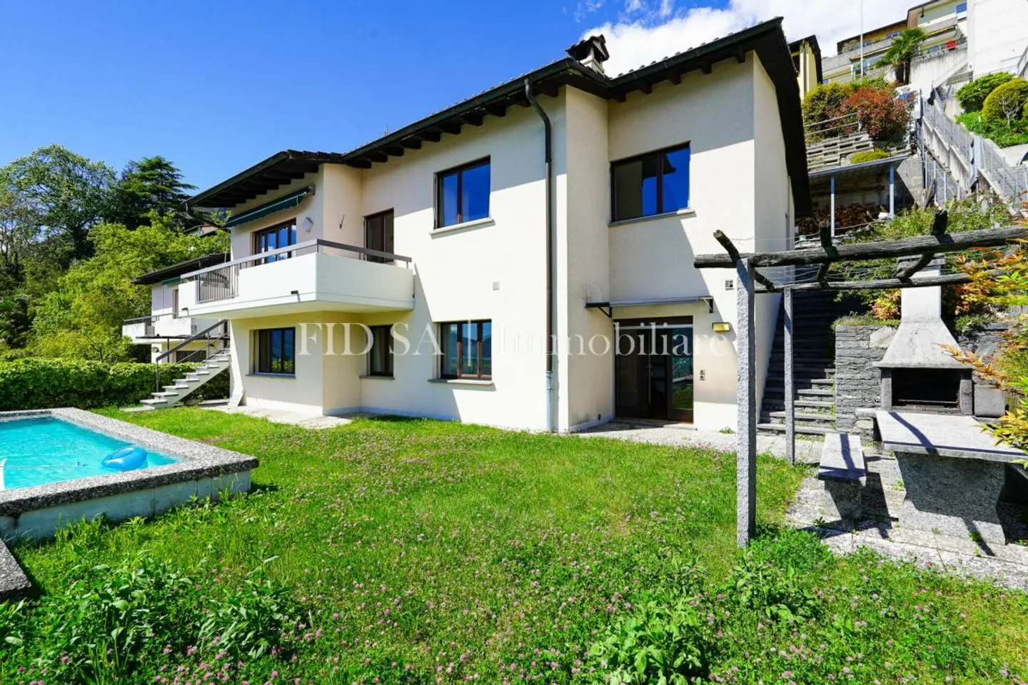 MINUSIO - Maison bifamiliale spacieuse avec un grand potentiel et une vue magnifique - Photo 1 sur 12