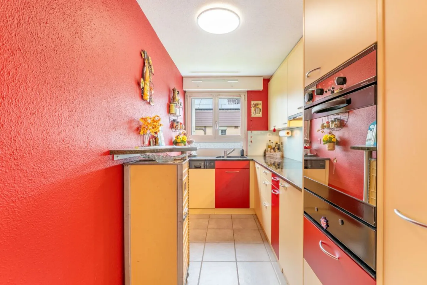 Ideal für Erstkäufer, junge Paare oder Familien, die eine solide Eigentumswohnung suchen und nicht sofort renovieren möchten. - Photo 5 of 10