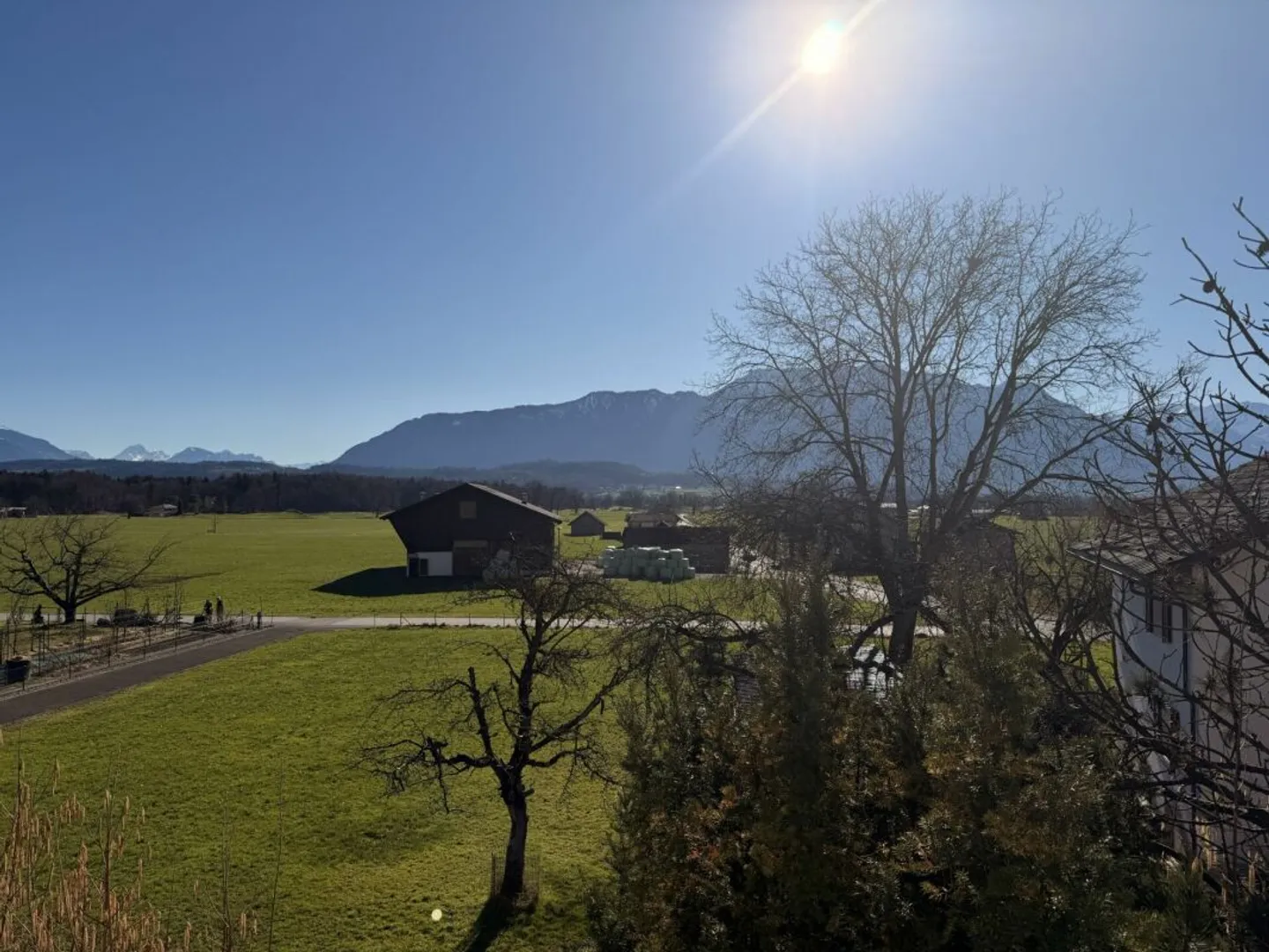 grosszügige 3.5 Zimmer-Dachwohnung an idyllischer Lage im Grünen - Foto 10 von 13