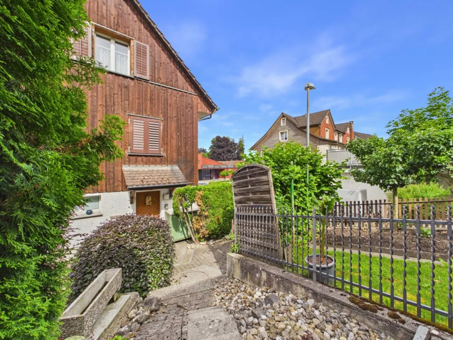 Family-friendly 5.5 room terraced house with plenty of space and sunny outdoor area - Photo 2 of 13