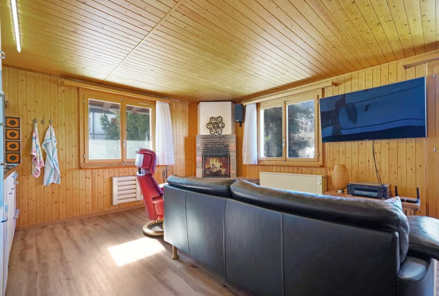 Affordable well-kept 4.5-room chalet directly on the ski slope - Photo 2 of 13