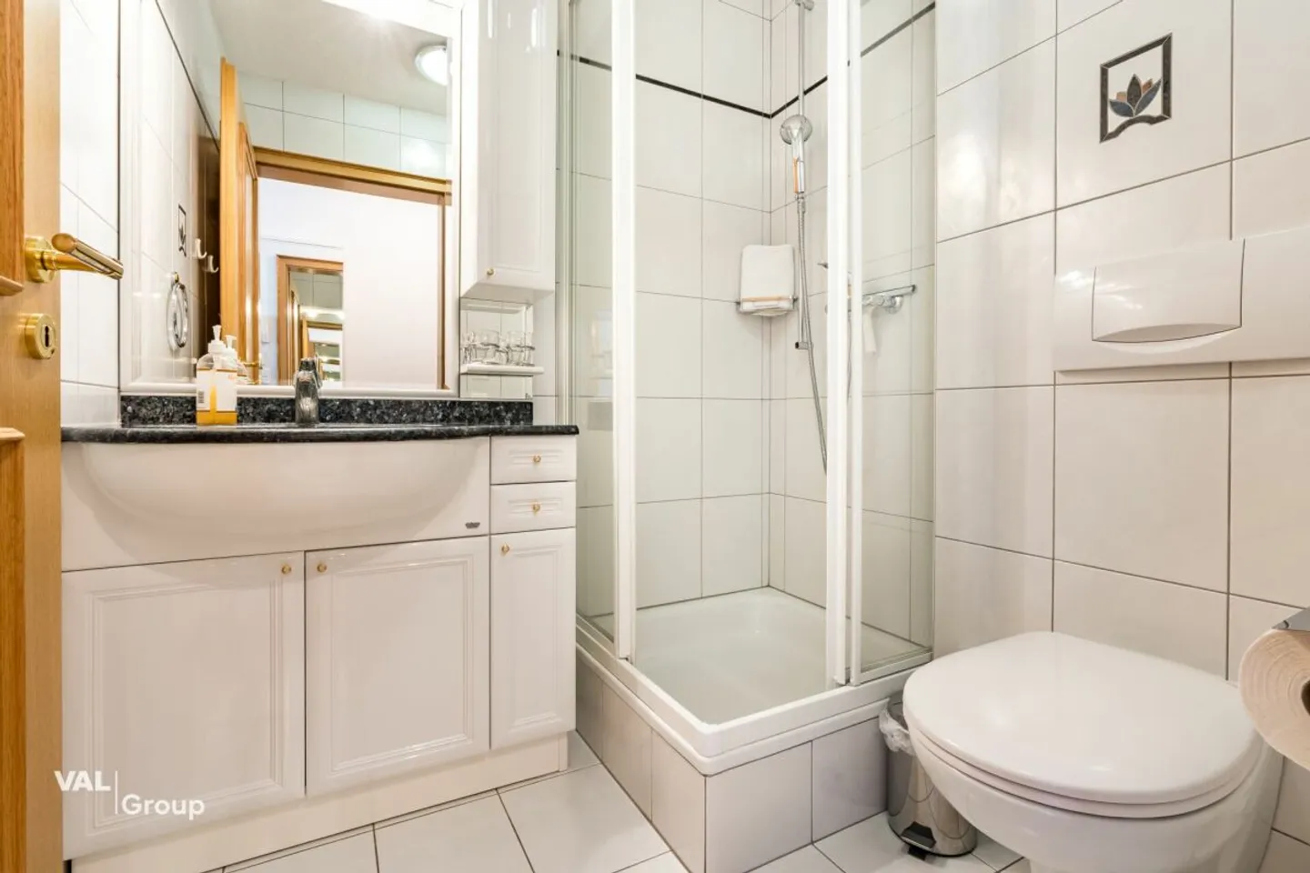 Small, fine & profitable - Studio with underground parking - Photo 7 of 9