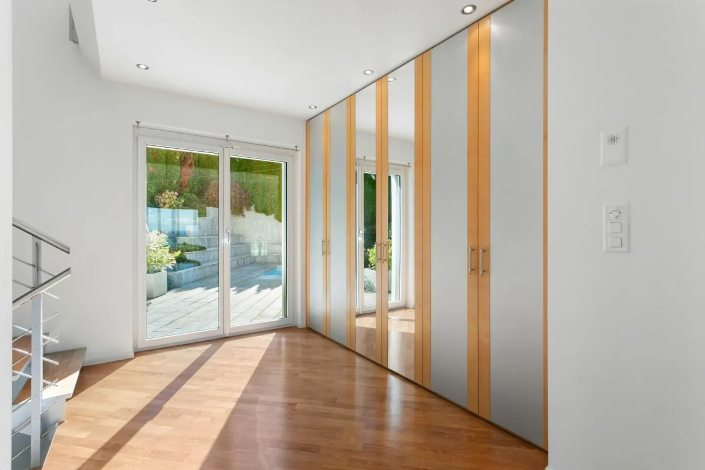 Villa with breathtaking lake view and outdoor pool - Photo 13 of 13