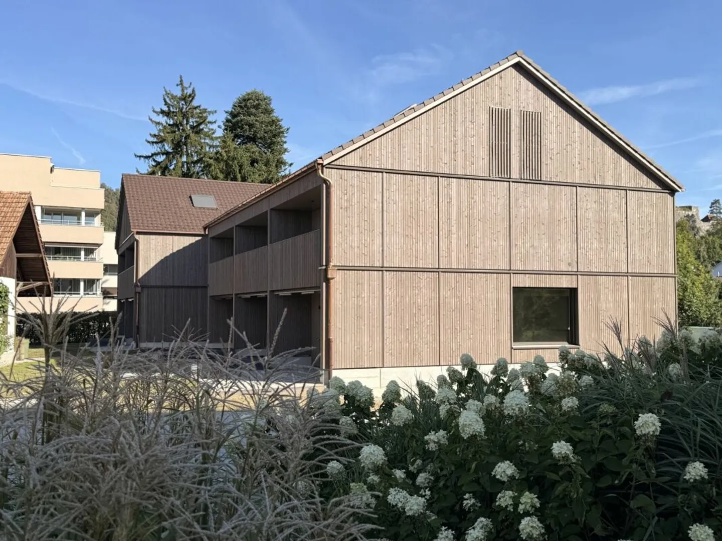 Abitazione moderna con galleria, giardino e parcheggio sotterraneo privato (casa d'angolo) - Foto 1 di 9