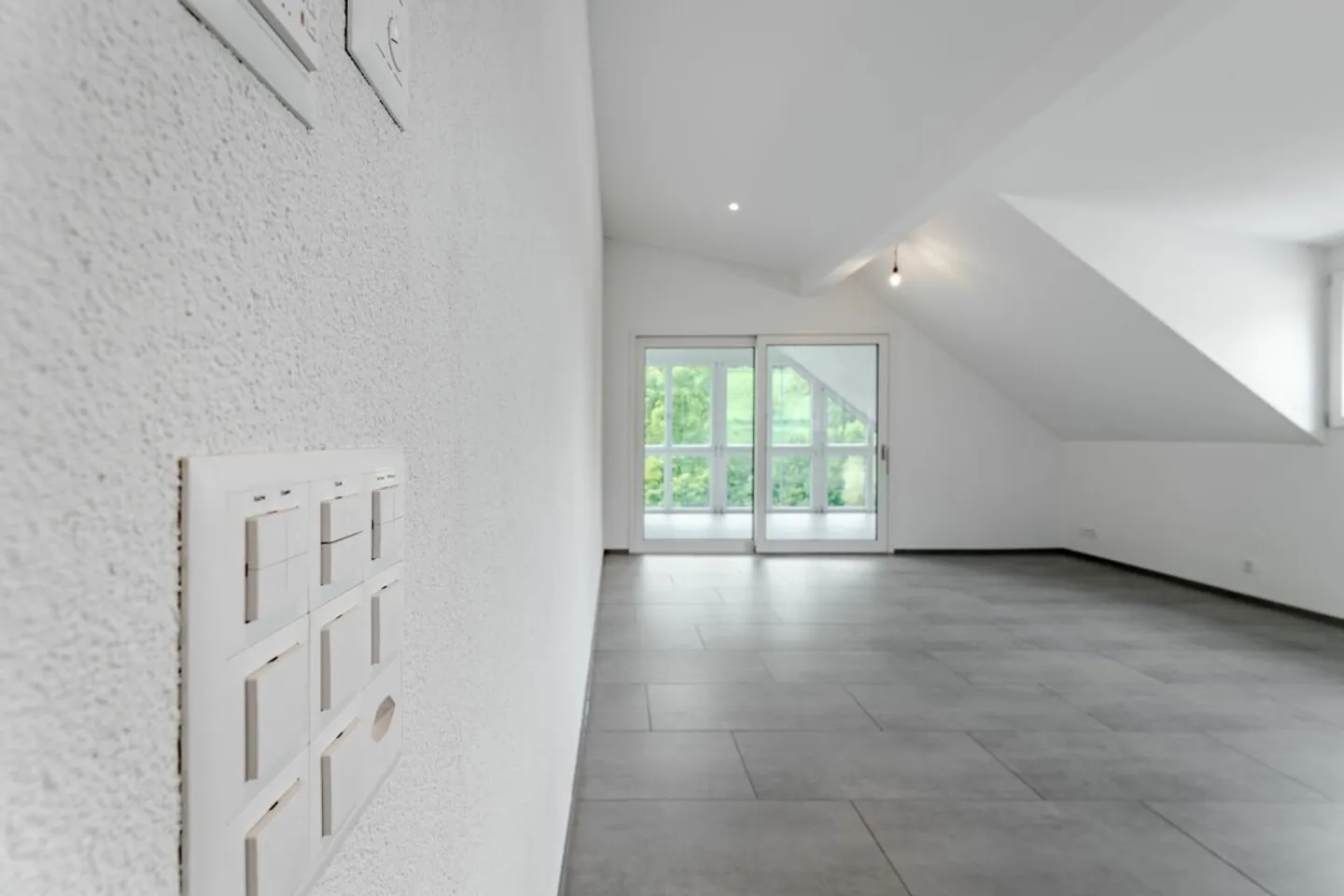 Ready-to-move-in 4.5-room penthouse apartment with ground-level access - Photo 3 of 6