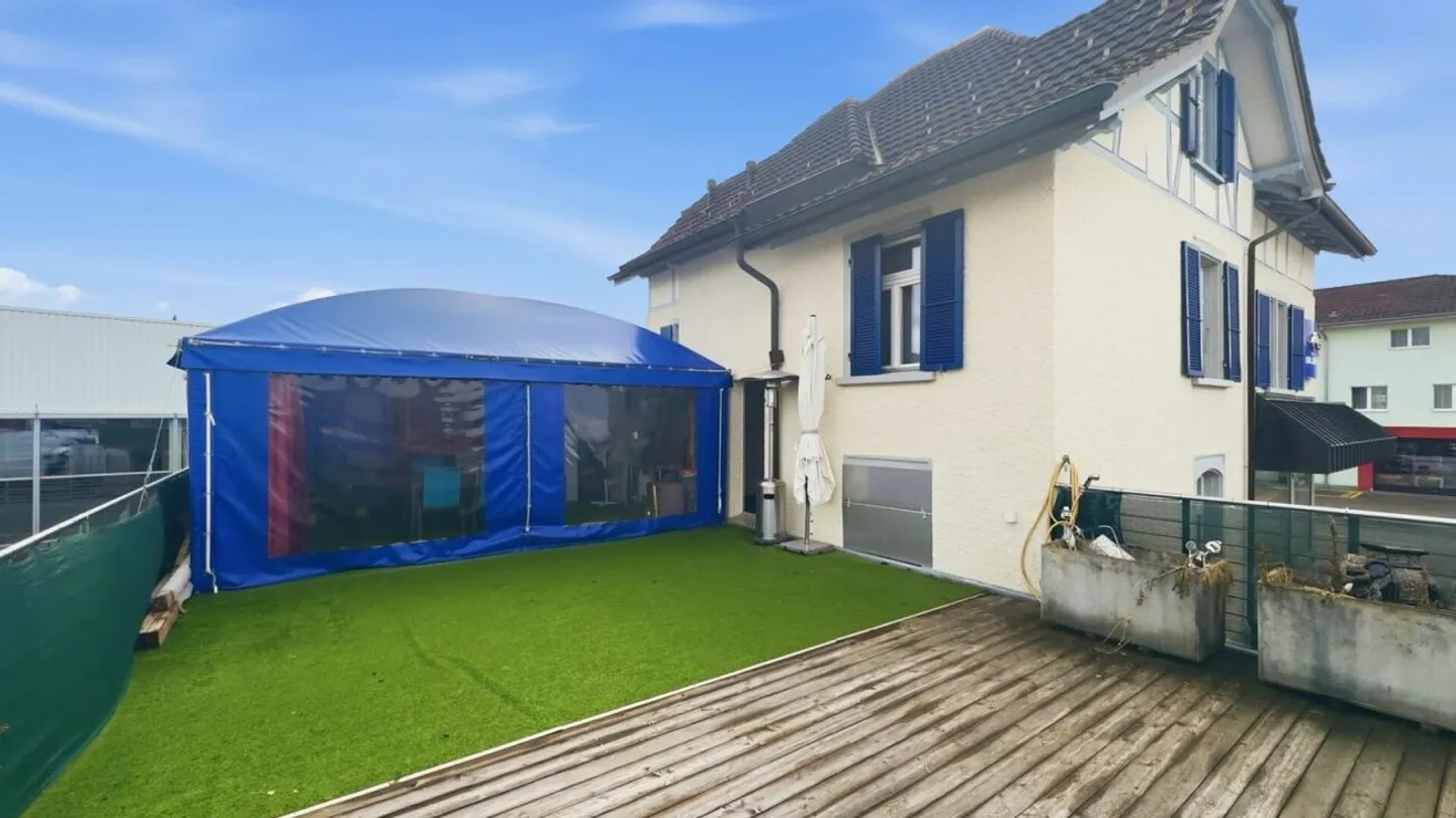 Appartamento mansardato affascinante di 3 stanze in posizione centrale a Schwarzenbach in affitto - Foto 8 di 10