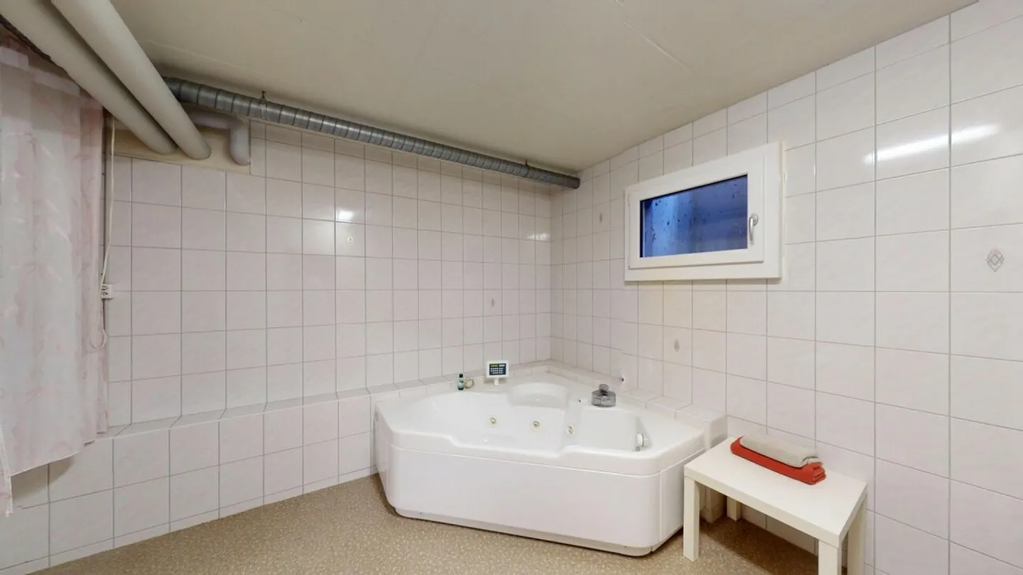 Spacious Family Townhouse - Photo 11 of 13