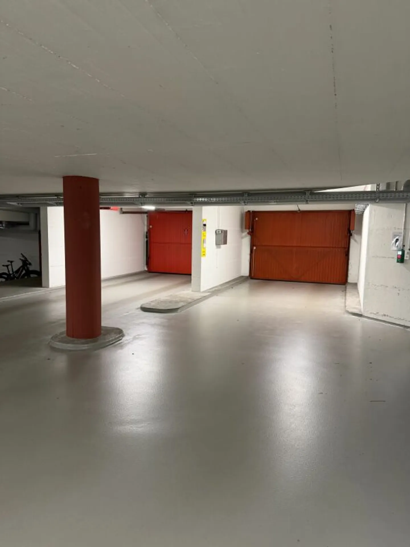 Parking space for rent - ideal for everyday cars, classic cars, and second vehicles - Photo 4 of 4