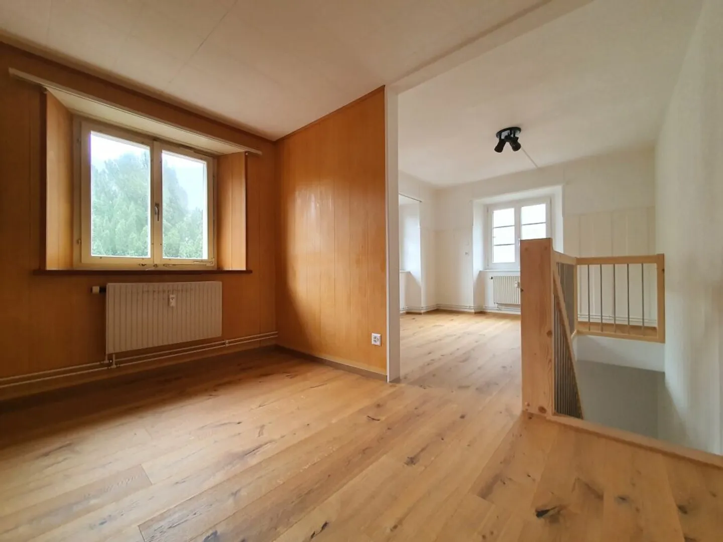 Appartement en duplex de 3,5 pièces abordable et partiellement rénové dans un emplacement central - Photo 2 sur 6