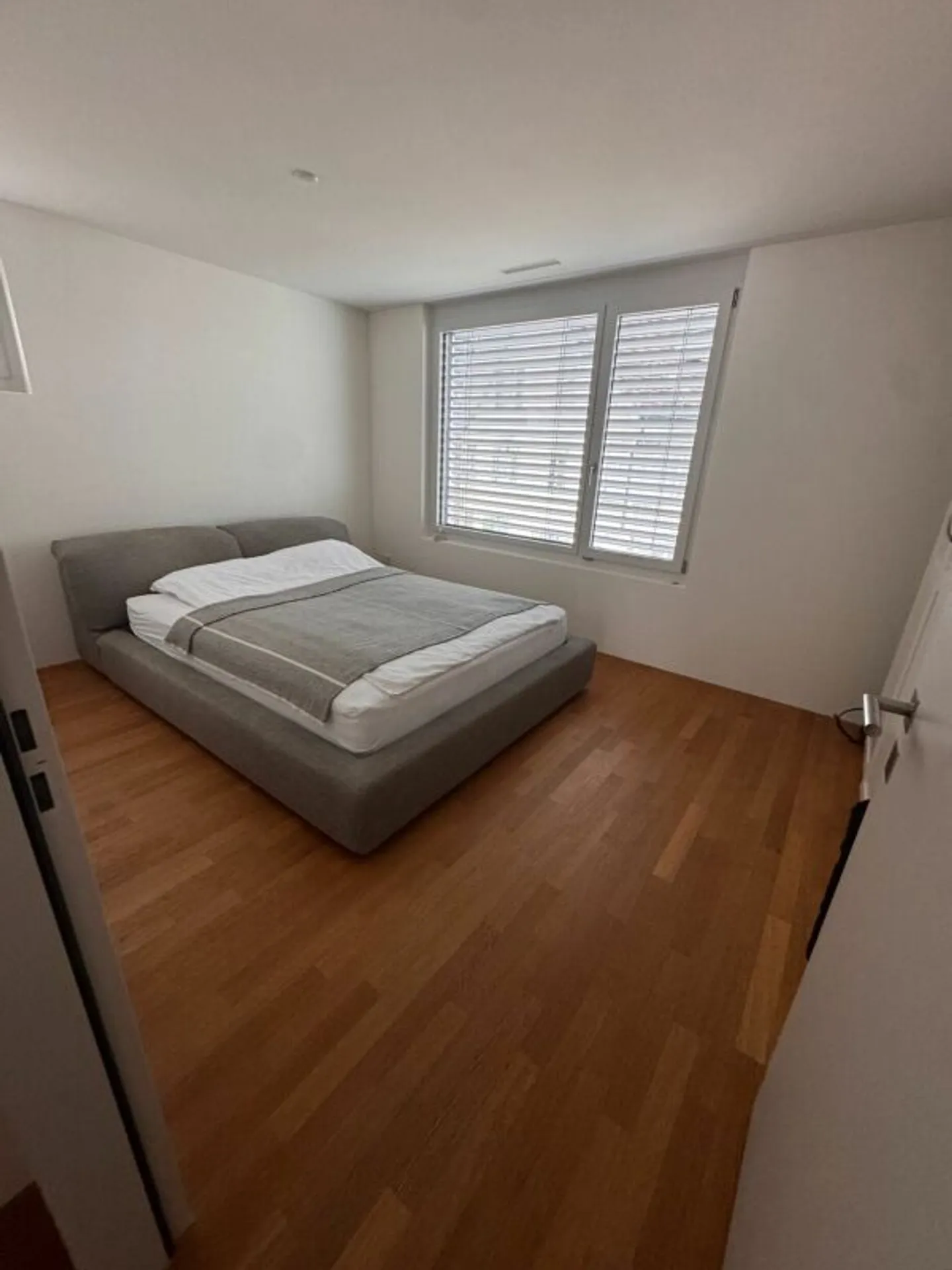 Oasis de bien-être de 3.5 pièces dans un endroit calme et central - avec balcon, vue partielle sur le lac et vue sur la montagne - Photo 4 sur 9