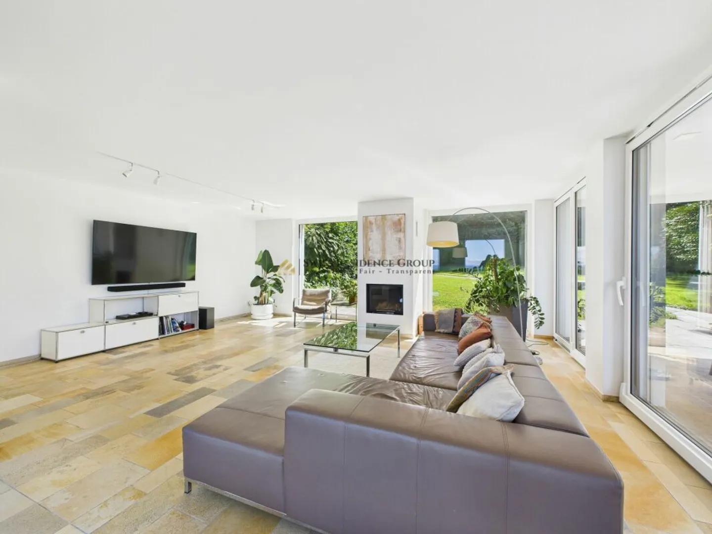 Exklusives Einfamilienhaus mit Pool, Weitsicht und grossem Garten an bester Lage in Winkel - Foto 9 von 13