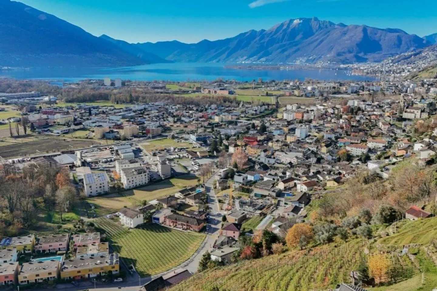 Mehrfamilienhaus mit 3 Wohnungen, großem Grundstück und spektakulärer Aussicht - Foto 3 von 7
