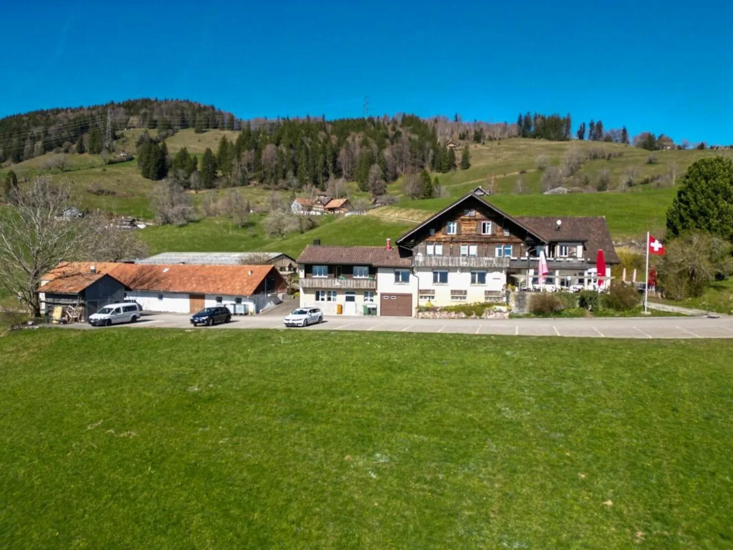 Ristorante con Appartamenti e Stalle - Foto 1 di 4