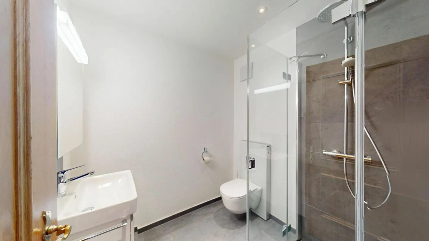 Quietly located 6.5-room terraced family house with plenty of space - Photo 9 of 11
