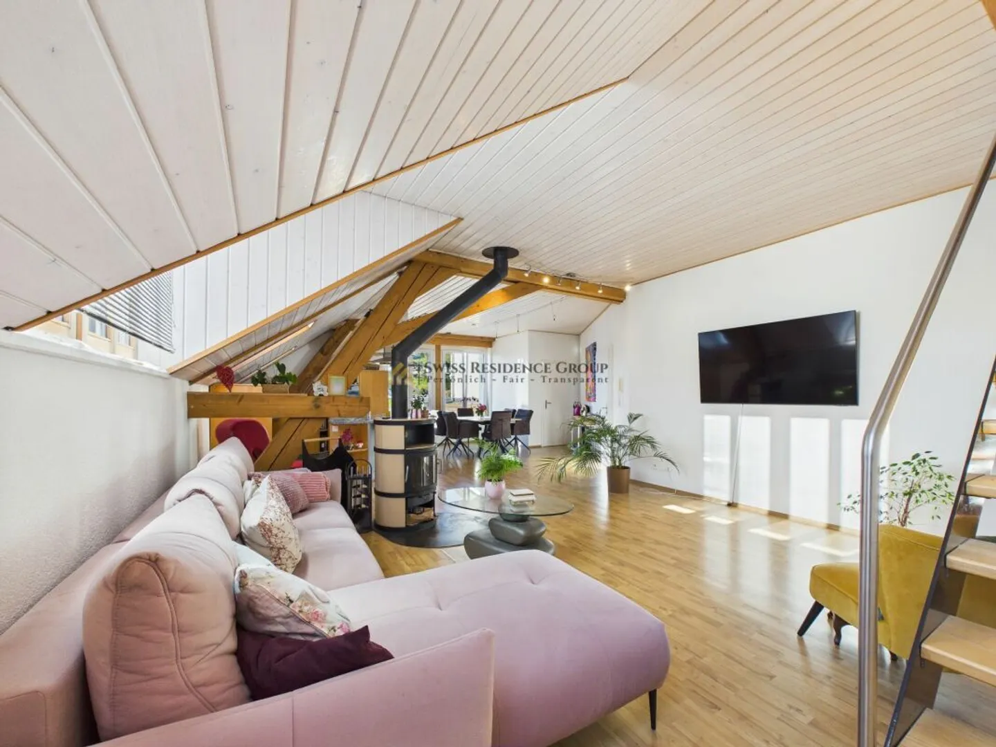 Appartamento mansardato luminoso con charme e 165 m² di sensazione abitativa - Foto 3 di 9