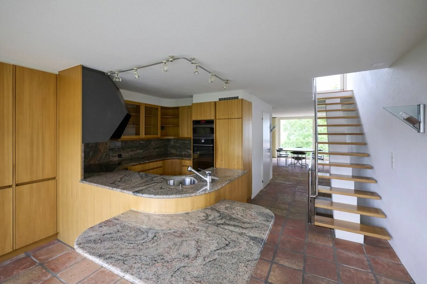 Appartamento duplex di 5.5 locali con vista da sogno, piscina esterna e campo da tennis - Foto 4 di 13