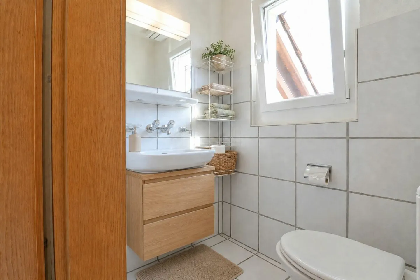 Vivre sur deux niveaux - Maisonette de 4½ pièces avec cheminée, sauna et balcon ensoleillé - Photo 9 sur 12