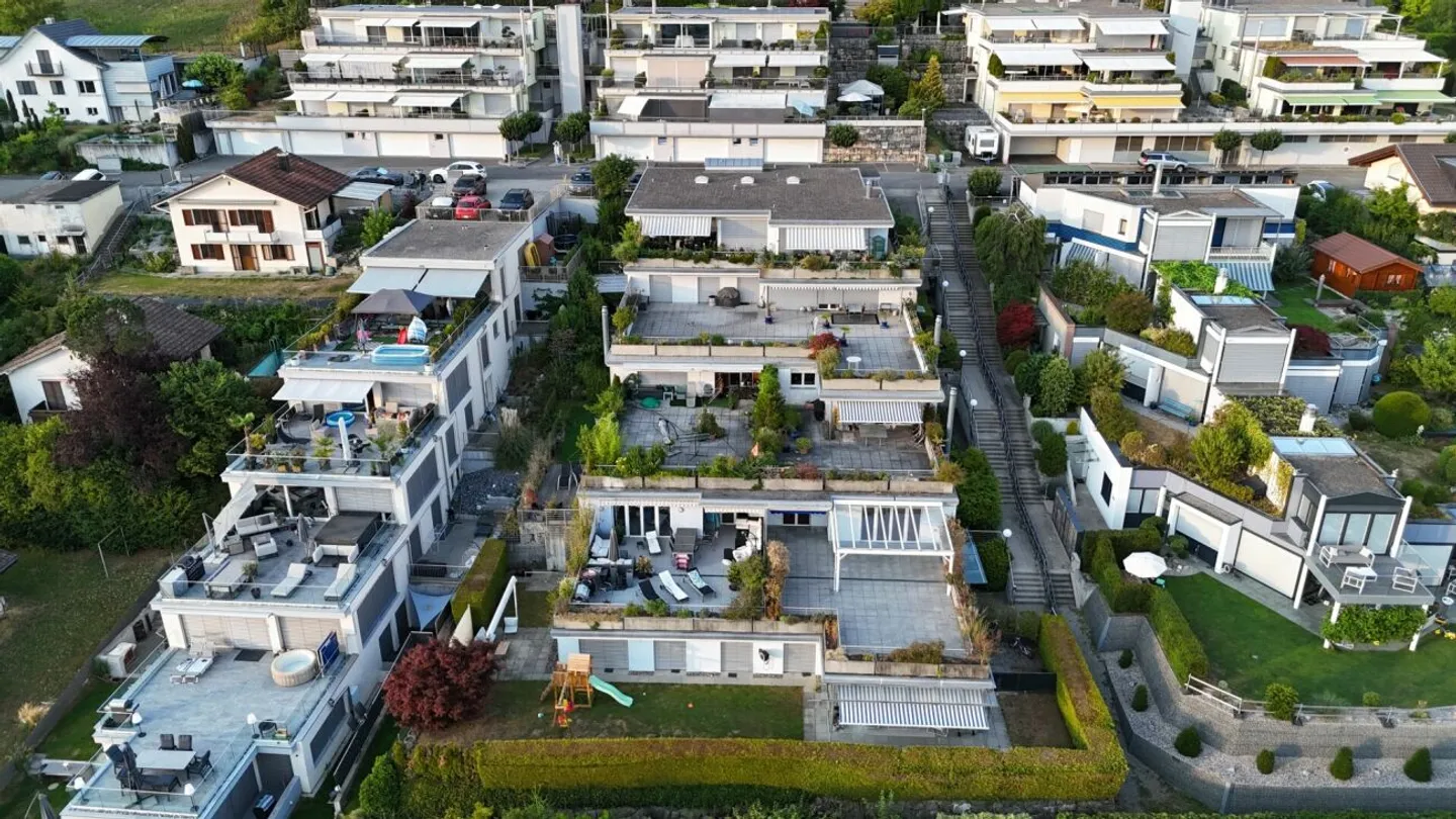 Vivere in una posizione prestigiosa, con una vista ampia e una grande terrazza - Foto 4 di 13
