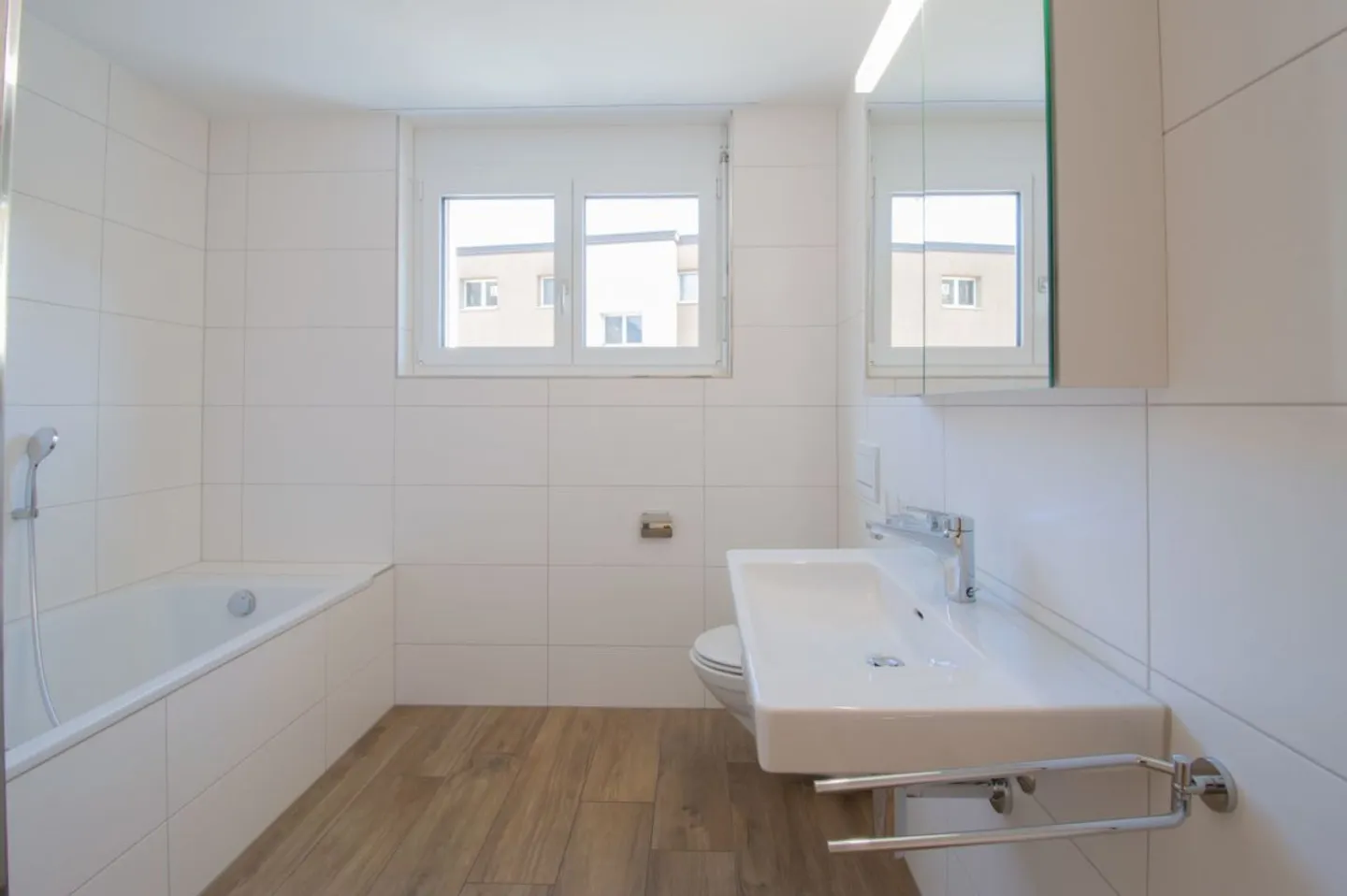 Spacious, modern apartment in a sunny location - Photo 12 of 13