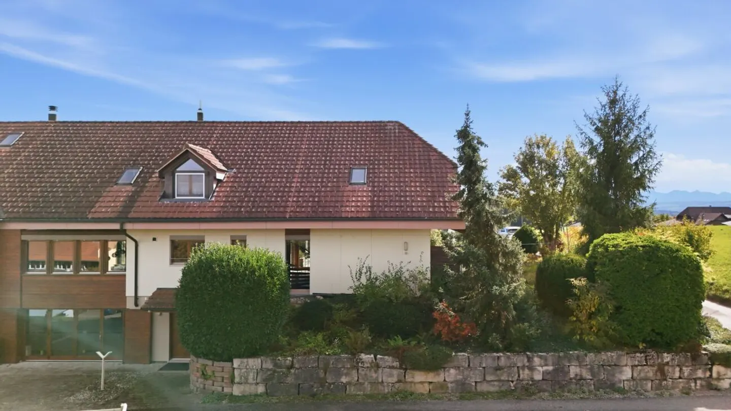 Spacious Semi-Detached House with Open Living Concept - Photo 2 of 13
