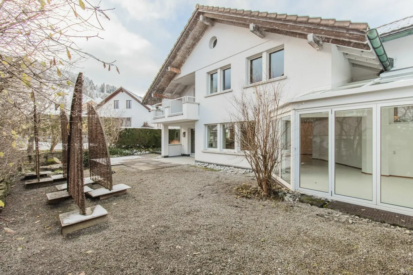 Space miracle in a family-friendly location - Modernized 6.5-room semi-detached house - Photo 3 of 13