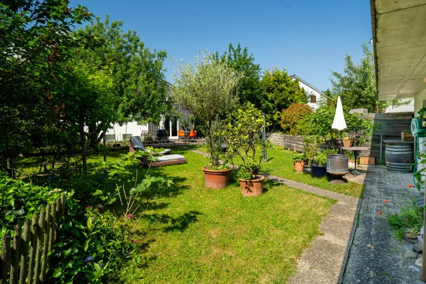 Charmante maison jumelée de 5,5 pièces avec un merveilleux environnement - Photo 3 sur 13