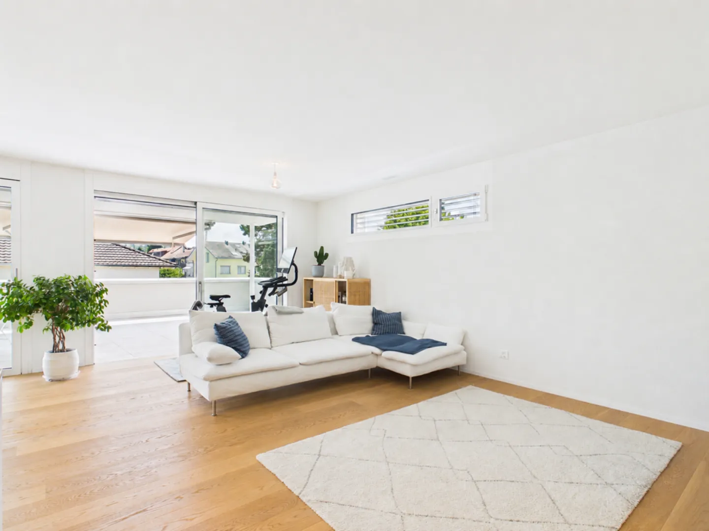Exclusive 3.5-room penthouse apartment with generous outdoor spaces in Binningen - Photo 8 of 13