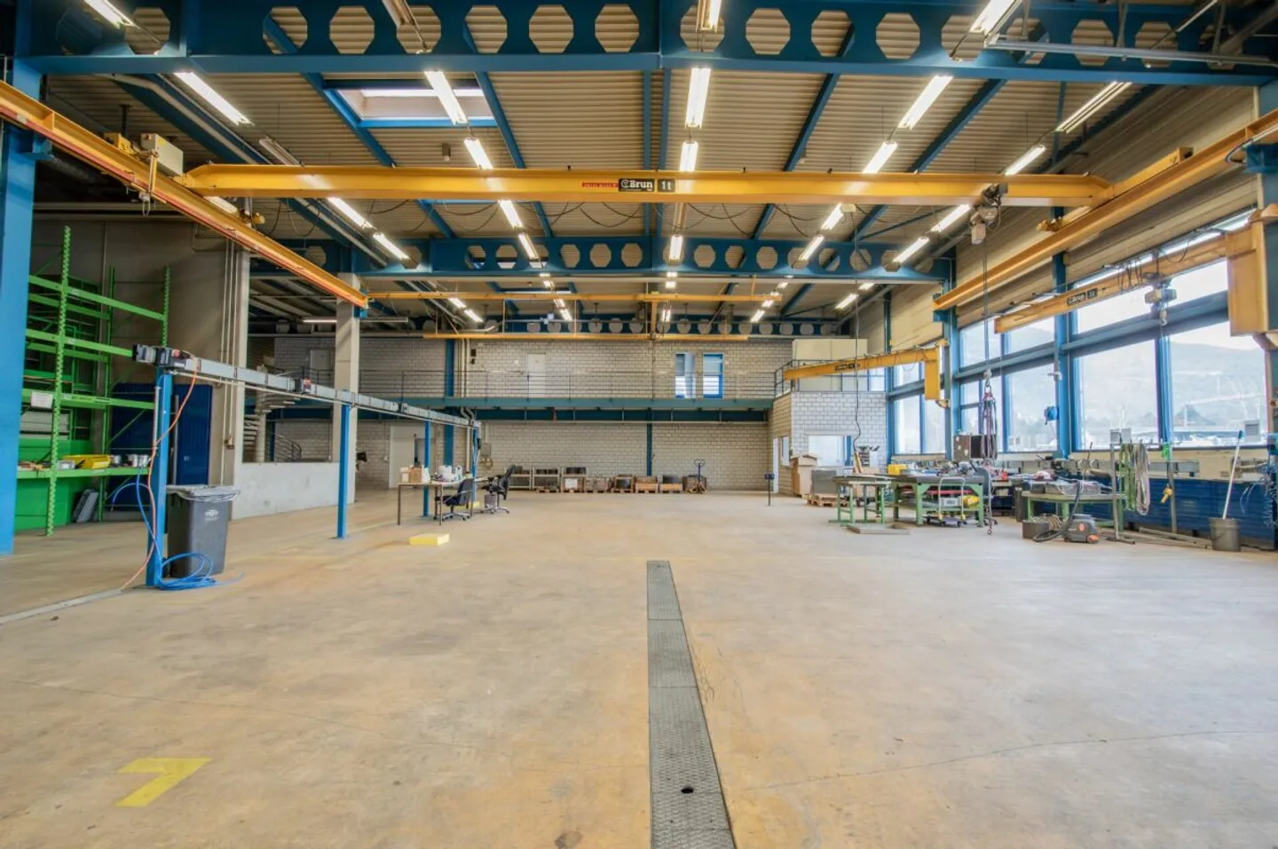 Industriehalle 560 m² - hohe Raumhöhe &amp; grosses Tor in Trimmis - Foto 2 von 9