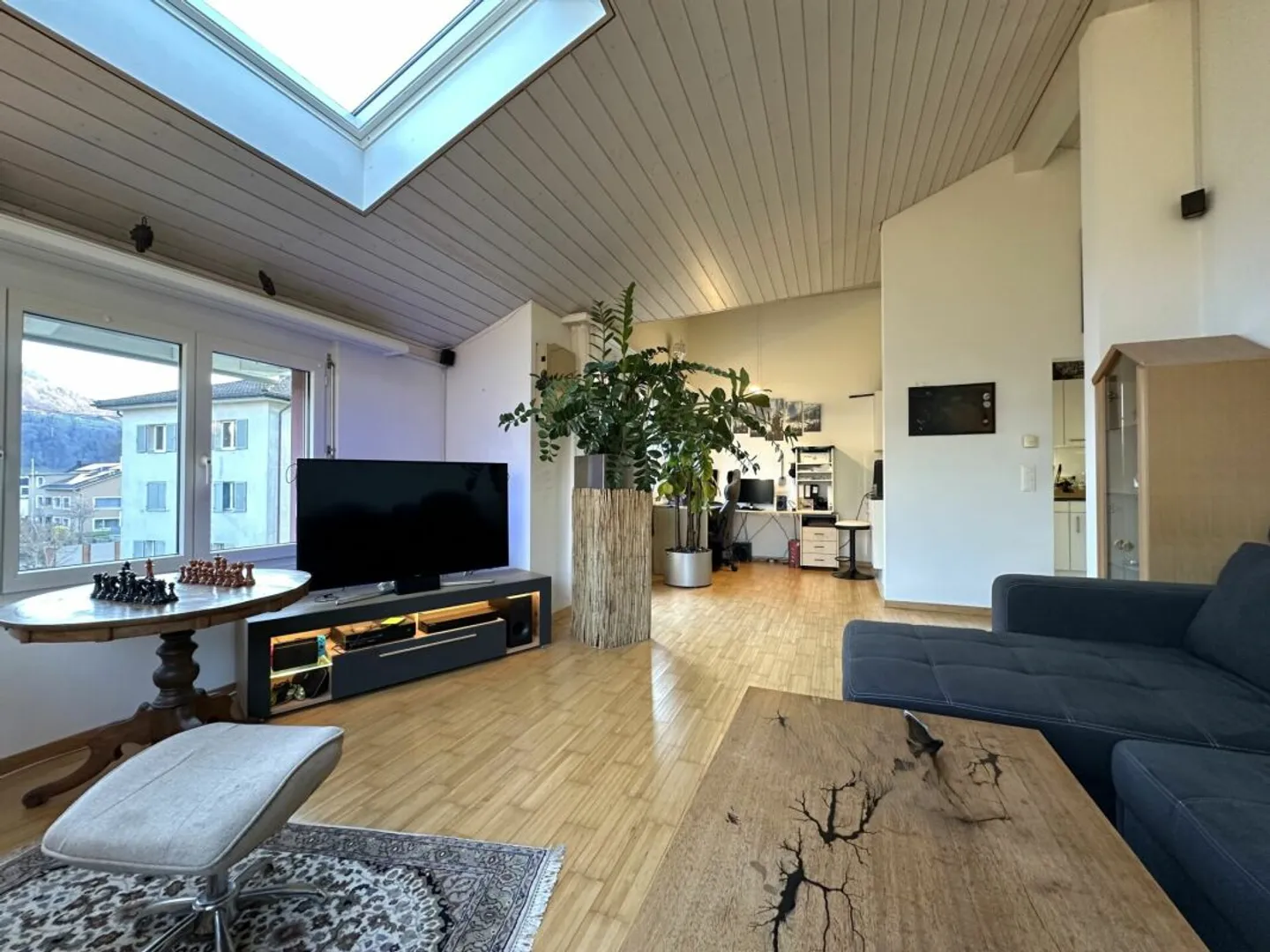 Beautiful and sunny 2.5 room attic apartment - Photo 3 of 7