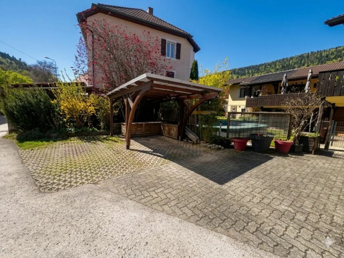 Una proprietà caratteristica nel cuore del Val-de-Travers - Foto 4 di 13
