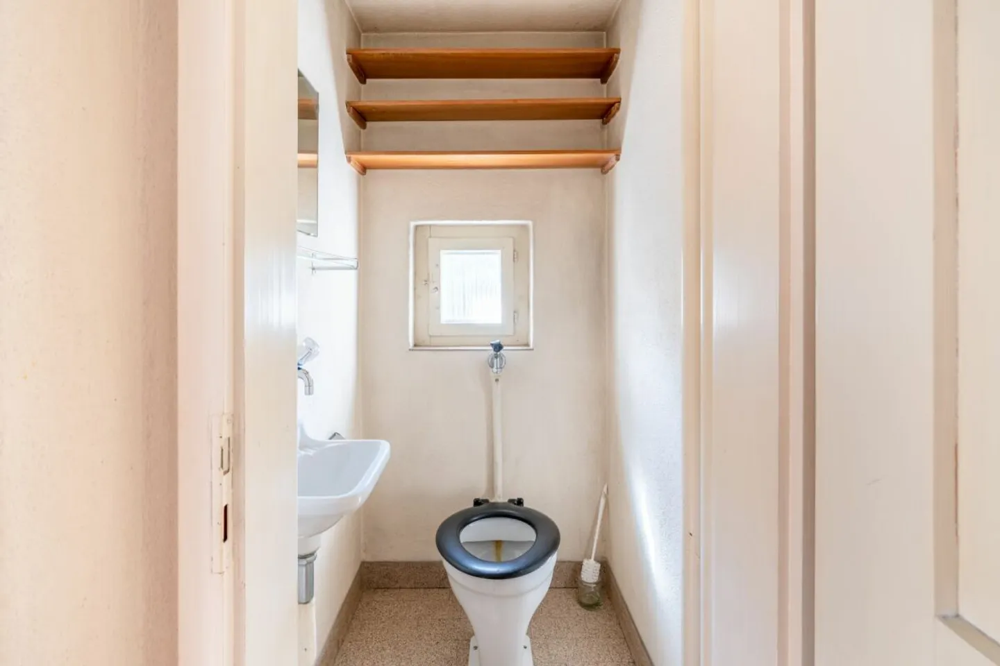 Petit mais bien avec vue sur le château et besoins de rénovation - Photo 7 sur 13