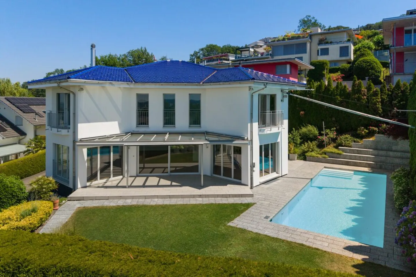Villa avec vue imprenable sur le lac et piscine extérieure - Photo 2 sur 13