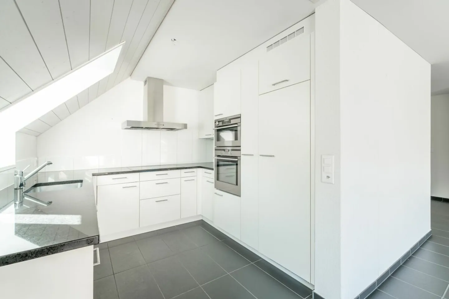 3.5 Room Penthouse Apartment with 26 m² Balcony - Photo 4 of 11