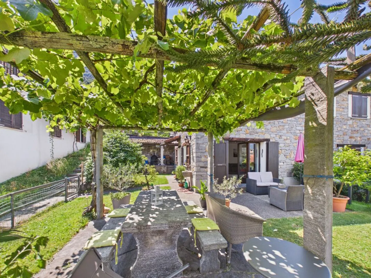 A small Ticinese gem in stone with private garden - Photo 12 of 13