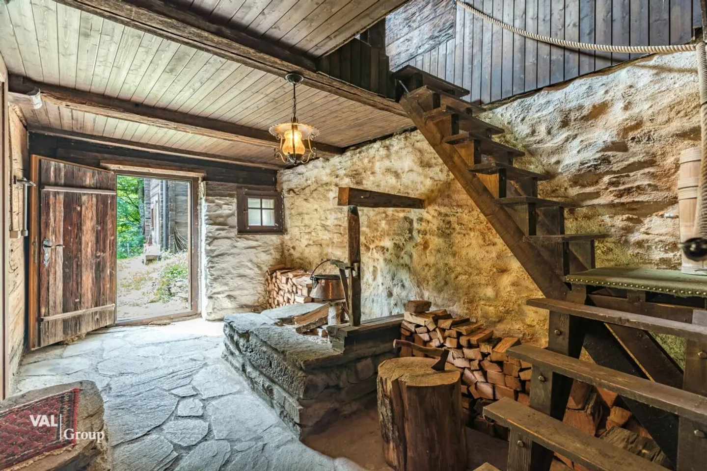 Historisches Chalet in Walliser Natur - Foto 1 von 13