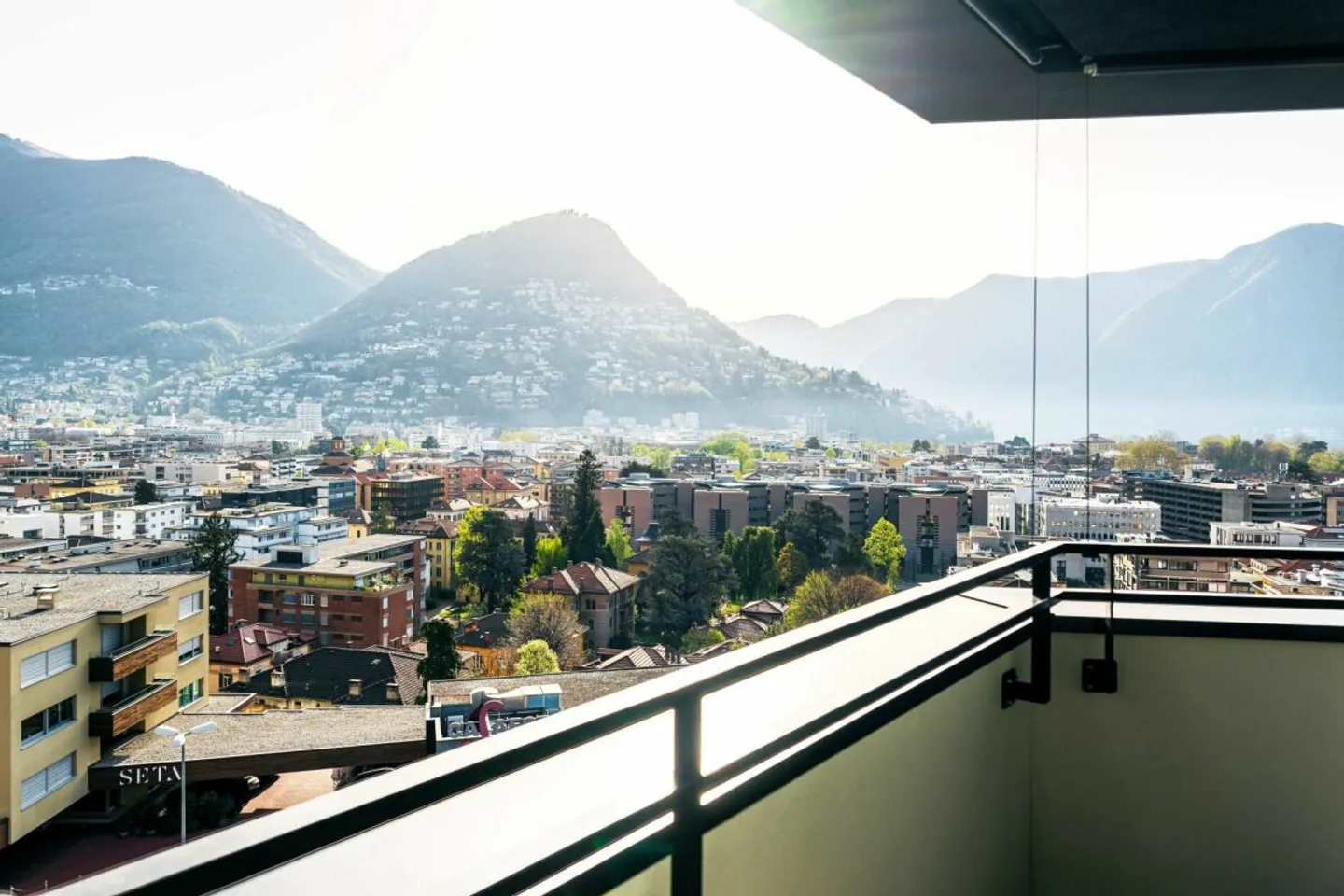 Penthouse of generous size with spectacular lake view - Photo 4 of 8