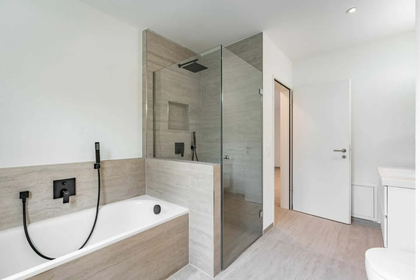 Riduzione di prezzo -50'000.- / Nuova costruzione moderna con stile - Appartamento al piano terra di 4,5 stanze - Foto 10 di 13