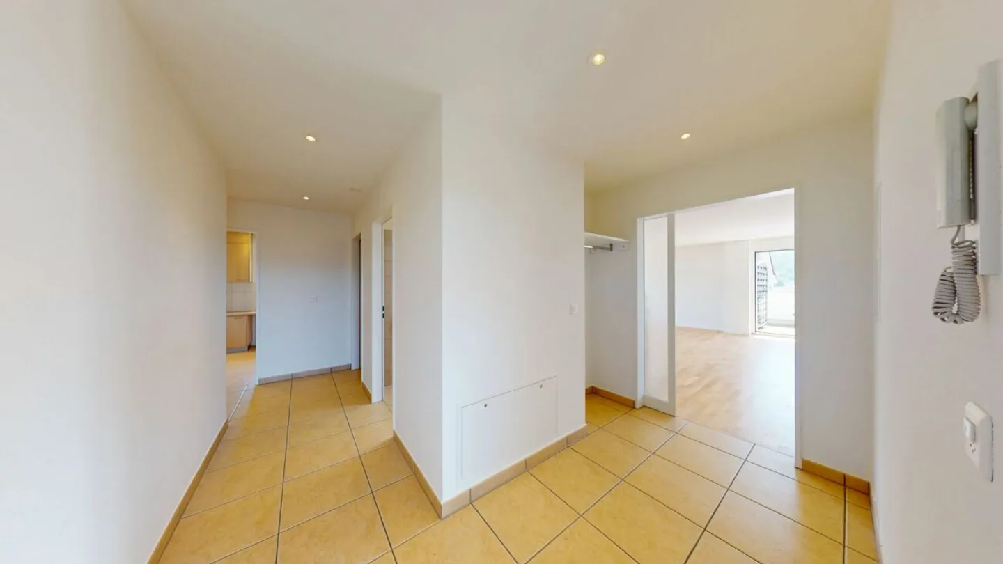 Ready for immediate occupancy - bright penthouse apartment in Aesch BL - Photo 6 of 13