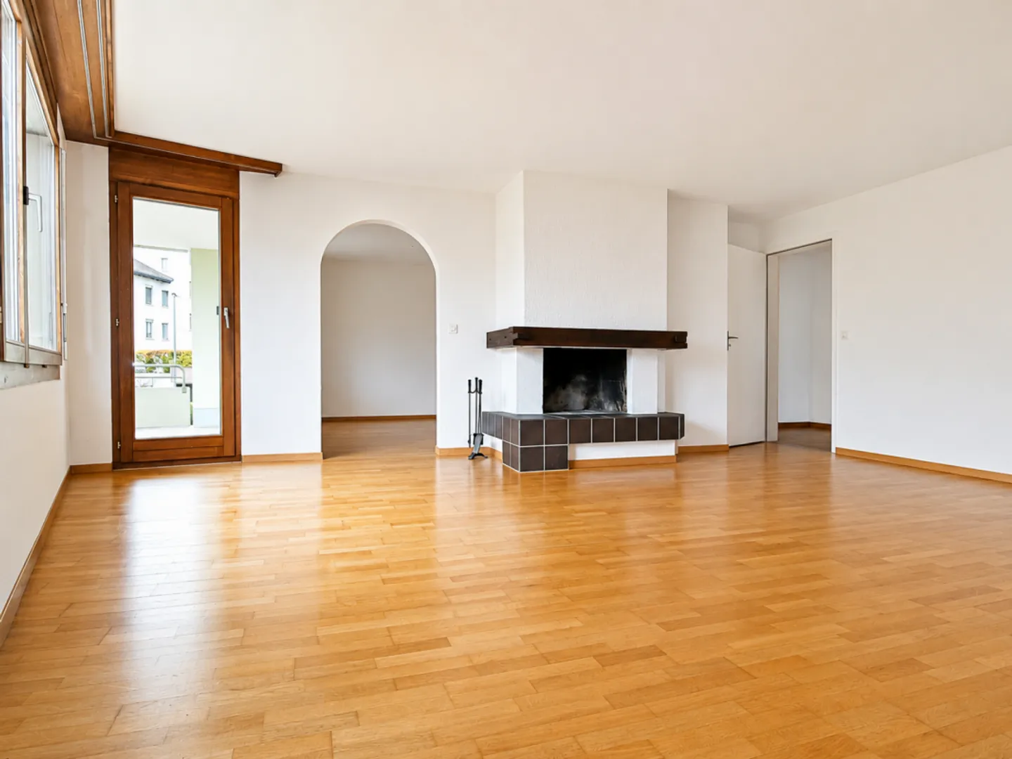 Spacious 5.5-room apartment with fireplace and sunny balcony - Photo 4 of 13