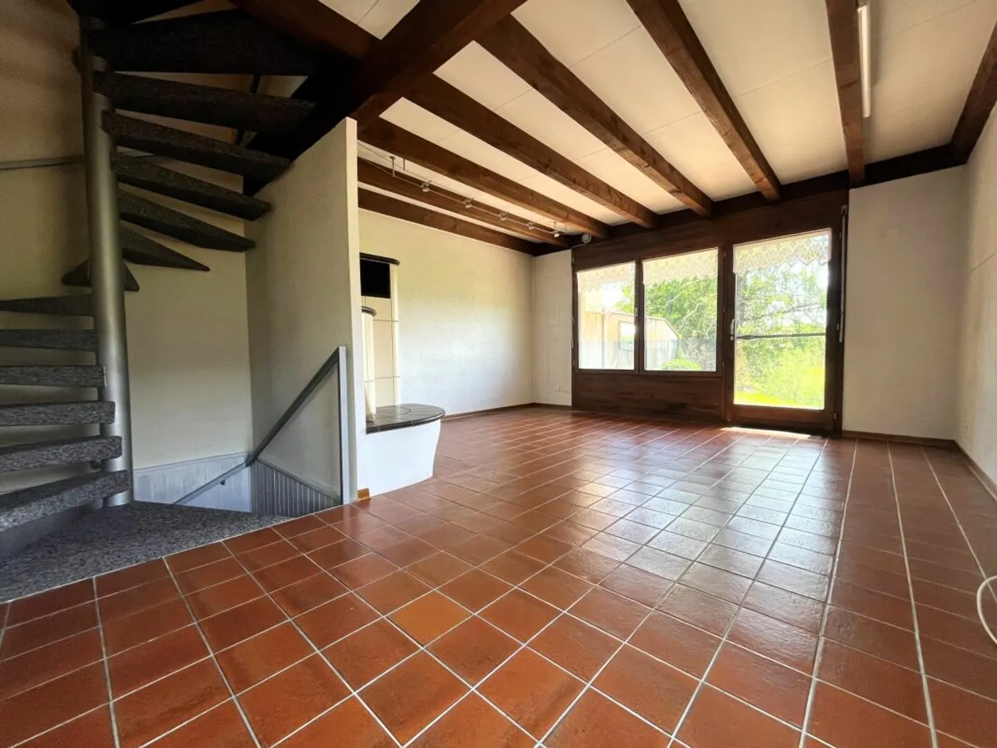 Particolare casa a schiera angolare in posizione idilliaca vicino a un ruscello naturale a Worben - Foto 3 di 13