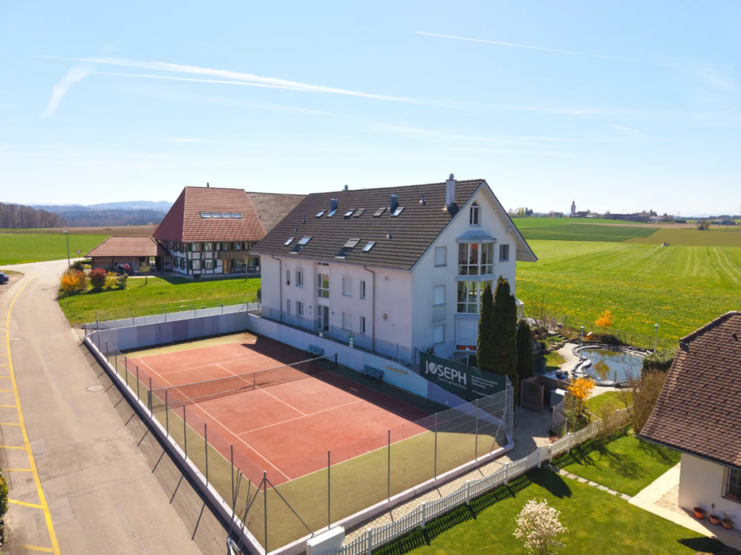 Appartement moderne de 4,5 pièces avec piscine, court de tennis et finitions de haute qualité - Photo 1 sur 8
