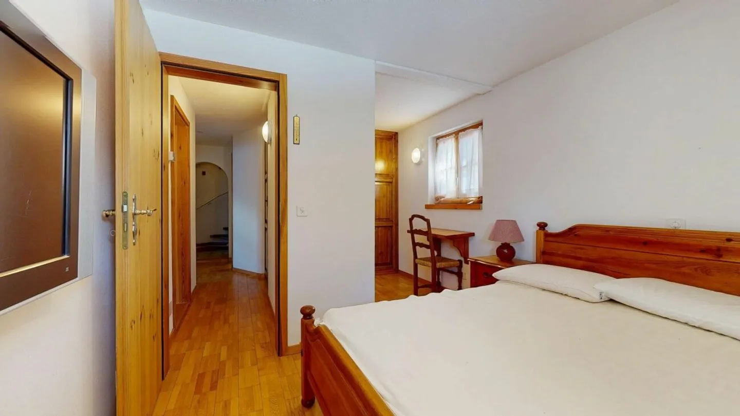 Half of a House in a Privileged Location - Photo 6 of 12