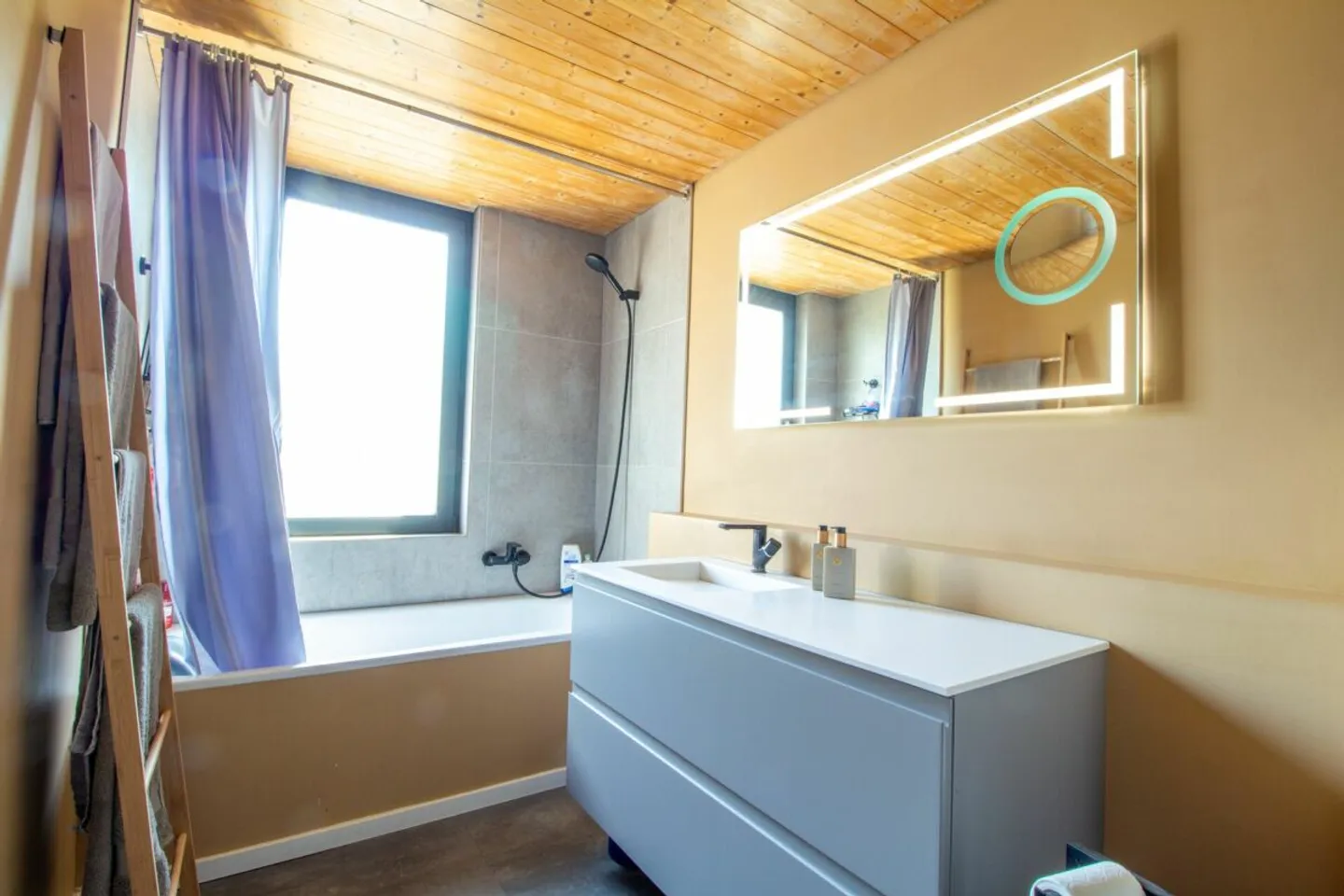 Renovated and family-friendly 5.5 room terraced single-family house - Photo 8 of 13