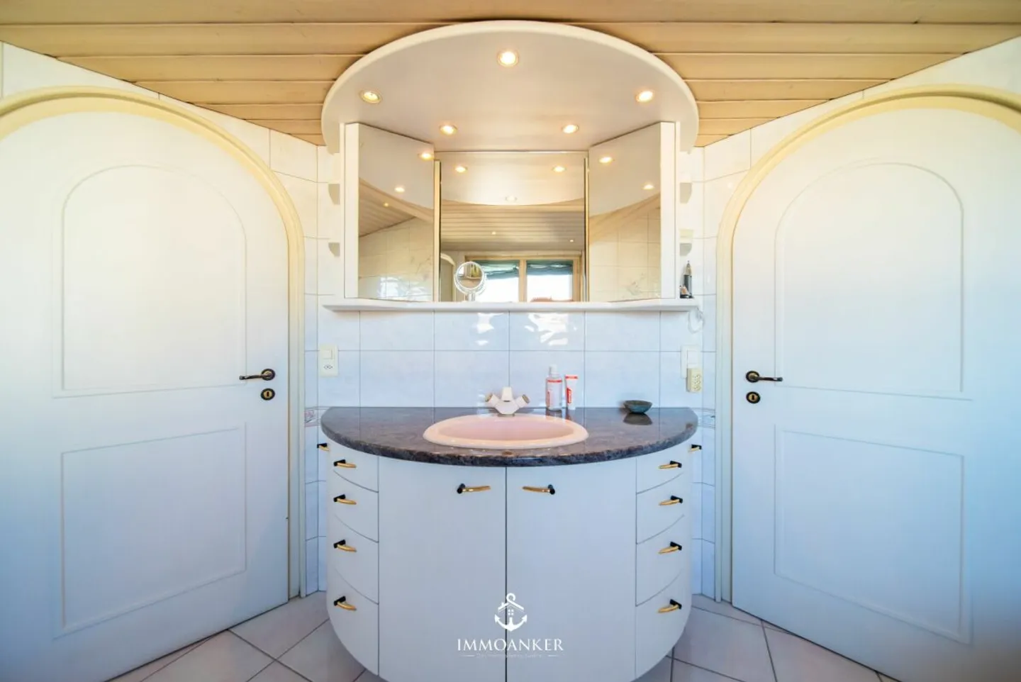 Vivre, Travailler ou Louer - Maison de 7,5 pièces avec part commerciale et potentiel polyvalent - Photo 10 sur 13